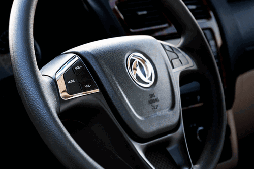 En DFSK contamos con una amplia gama de vehículos comerciales: multipropósito, minivanes, minibuses y cargo panel que te acompañarán en tus días de trabajo para sacar adelante tu negocio o emprendimiento. Sabemos que tu seguridad es primero, por ello, cada uno de nuestros vehículos comerciales cuentan con diferentes equipamientos y versiones que se adecúan a tus necesidades para brindarte la mayor seguridad durante todo tu recorrido.  En DFSK no solo nos preocupamos por impulsar el crecimiento de tu negocio o emprendimiento, sino también, en velar por tu seguridad. Es por ello que nuestros vehículos fueron desarrollados para brindarte un manejo seguro en cada viaje. Por ejemplo, la Glory 330 es un vehículo multipropósito que no solo cuenta con un excelente diseño, sino también, con la seguridad que necesitas para cada viaje. La Glory 330 posee un sistema de frenado hidráulico de doble circuito con dirección eléctricamente asistida, cinturones de seguridad para todos los ocupantes, cabeceras en los asientos, neblineros, entre otros. De igual manera, contamos con la versión Glory 330 cargo, la cual está preparada para potenciar tu negocio, transportando carga y mercadería de bajo volumen. Además, el equipamiento y el espacio de esta versión permitirá que tu mercadería llegue a su destino de manera segura y en perfectas condiciones.