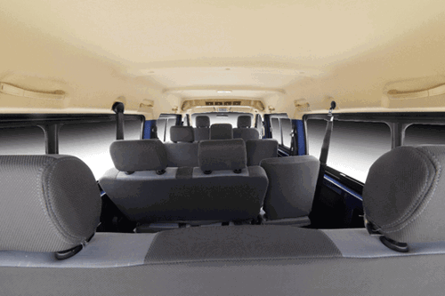 Finalmente, la DFSK C37 minibús, además de su diseño compacto y alta eficiencia en combustible, destaca por su desempeño gracias a su motor de 1.5L. Este vehículo comercial cuenta con una potencia máxima de 107.2 HP y torque de 148 NM. Además, la C37 de DFSK, tiene un amplio espacio para transportar hasta 11 pasajeros, incluido el conductor. Adicionalmente, el entretenimiento y la comodidad cumple un rol fundamental durante el viaje puesto a que la C37 cuenta con aire acondicionado para brindar una mejor experiencia a sus usuarios, radio AM/FM con salida AUX, luces de salón delanteros y posterior para una mejor visibilidad y cabeceras en los asientos. Asimismo, contamos con la DFSK C37 Cargo, la cual tiene una gran capacidad de carga de hasta 4.67 metros cúbicos o 680 Kg y una alta eficiencia en combustible. Lo que la destaca es su desempeño, gracias a su motor de 1.5L, por lo que es ideal para personas que están iniciando sus empresas.