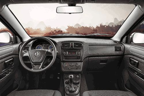 Finalmente, la DFSK C37 minibús, además de su diseño compacto y alta eficiencia en combustible, destaca por su desempeño gracias a su motor de 1.5L. Este vehículo comercial cuenta con una potencia máxima de 107.2 HP y torque de 148 NM. Además, la C37 de DFSK, tiene un amplio espacio para transportar hasta 11 pasajeros, incluido el conductor. Adicionalmente, el entretenimiento y la comodidad cumple un rol fundamental durante el viaje puesto a que la C37 cuenta con aire acondicionado para brindar una mejor experiencia a sus usuarios, radio AM/FM con salida AUX, luces de salón delanteros y posterior para una mejor visibilidad y cabeceras en los asientos. Asimismo, contamos con la DFSK C37 Cargo, la cual tiene una gran capacidad de carga de hasta 4.67 metros cúbicos o 680 Kg y una alta eficiencia en combustible. Lo que la destaca es su desempeño, gracias a su motor de 1.5L, por lo que es ideal para personas que están iniciando sus empresas.