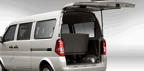 Finalmente, la DFSK C37 minibús, además de su diseño compacto y alta eficiencia en combustible, destaca por su desempeño gracias a su motor de 1.5L. Este vehículo comercial cuenta con una potencia máxima de 107.2 HP y torque de 148 NM. Además, la C37 de DFSK, tiene un amplio espacio para transportar hasta 11 pasajeros, incluido el conductor. Adicionalmente, el entretenimiento y la comodidad cumple un rol fundamental durante el viaje puesto a que la C37 cuenta con aire acondicionado para brindar una mejor experiencia a sus usuarios, radio AM/FM con salida AUX, luces de salón delanteros y posterior para una mejor visibilidad y cabeceras en los asientos. Asimismo, contamos con la DFSK C37 Cargo, la cual tiene una gran capacidad de carga de hasta 4.67 metros cúbicos o 680 Kg y una alta eficiencia en combustible. Lo que la destaca es su desempeño, gracias a su motor de 1.5L, por lo que es ideal para personas que están iniciando sus empresas.